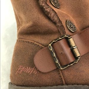 Adorable brown boots.